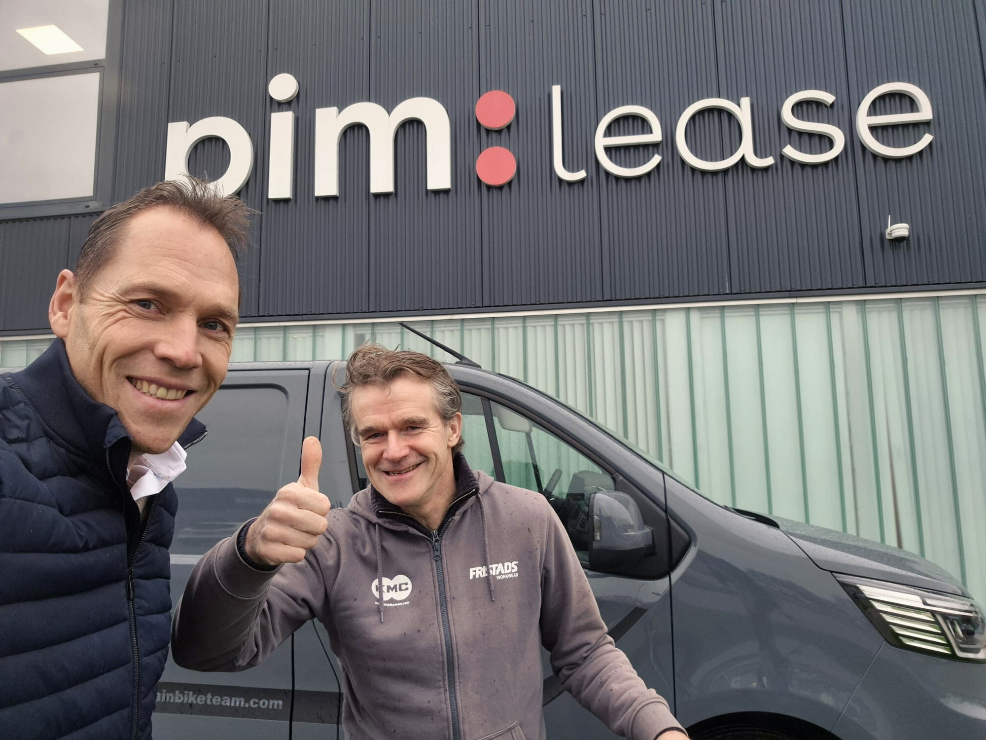 pim lease steunt in 2025 het kmc mountainbiketeam selfie